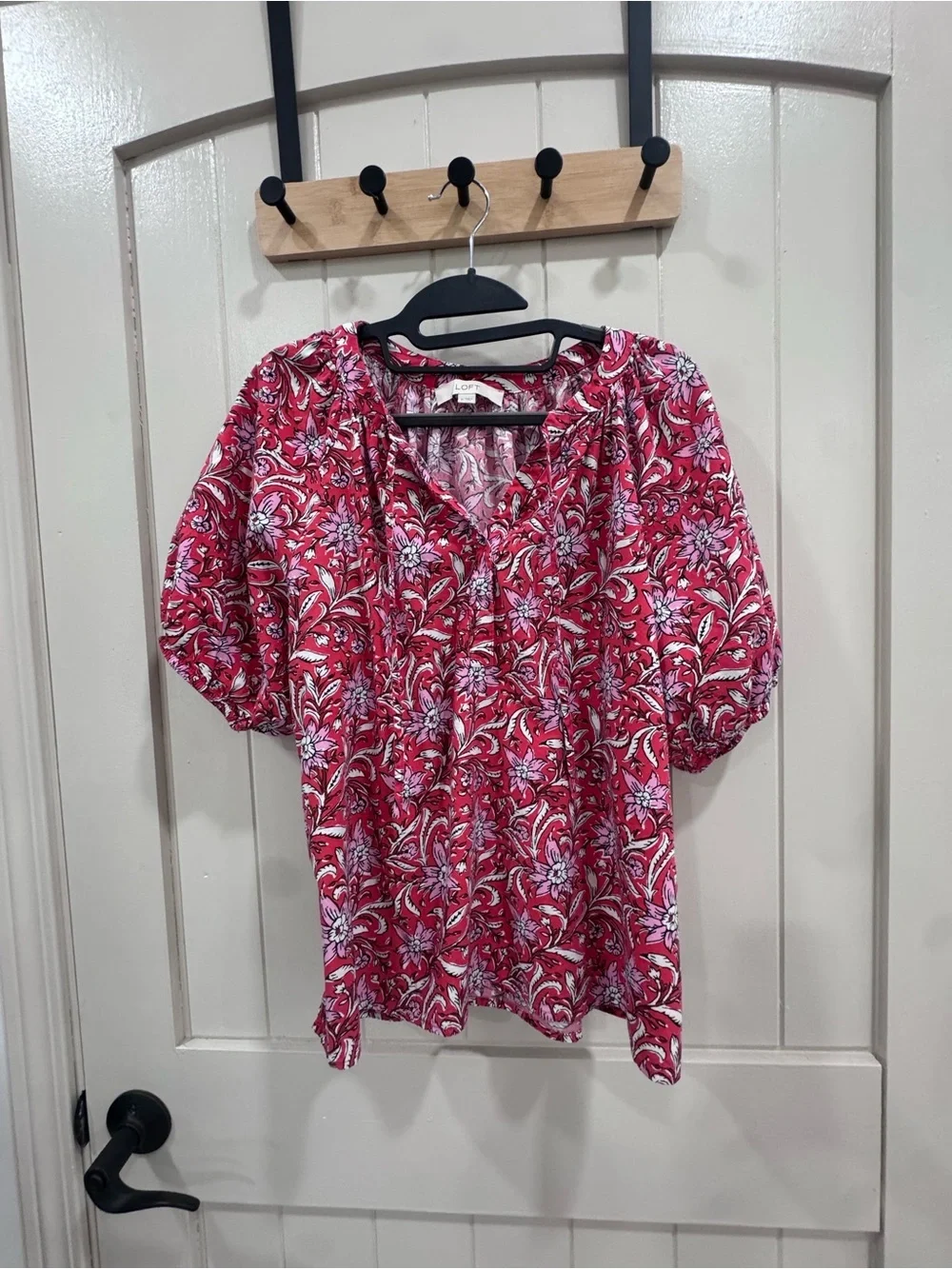 LOFT Women's Pink and Red Floral V-Neck Puff Sleeve Top